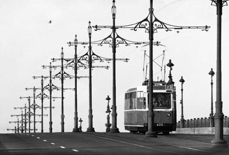 800x541, 121 Kb / трамвай, столбы, ч/б