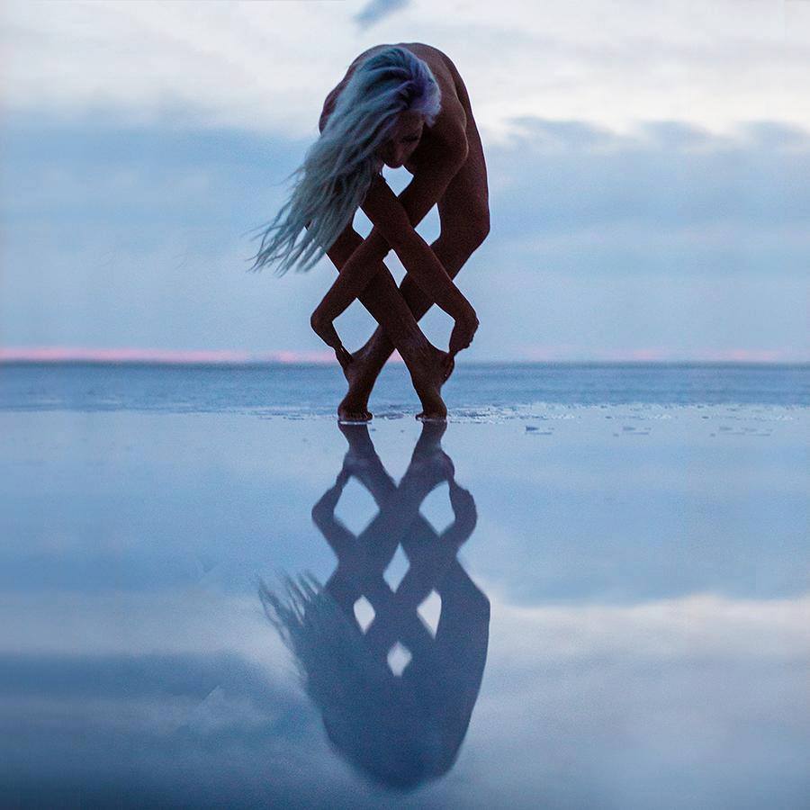 900x900, 58 Kb / узор, отражение, гимнастка