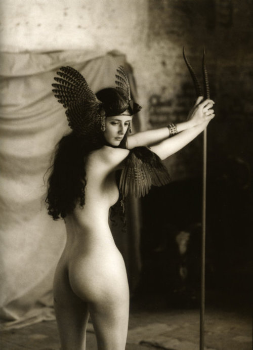 500x692, 50 Kb / валькирия, перья, посох, рога, ч/б