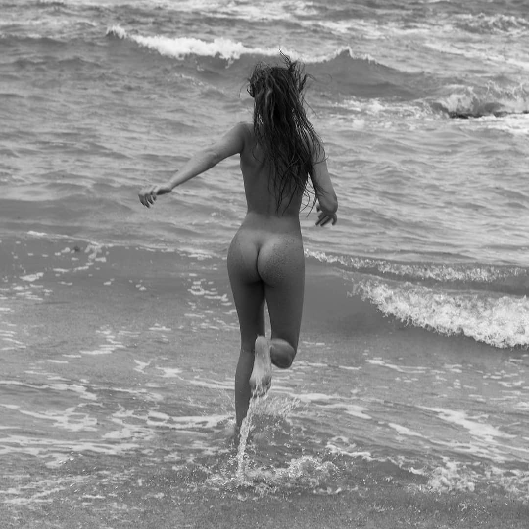 1080x1080, 137 Kb / ч/б, море, волны, след от загара, голая, бег