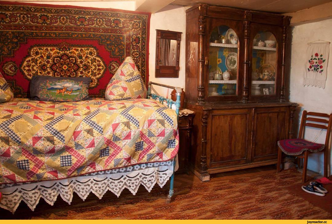 1080x731, 150 Kb / самобытность, кровать, зеркало, буфет, стул, деревенский дом