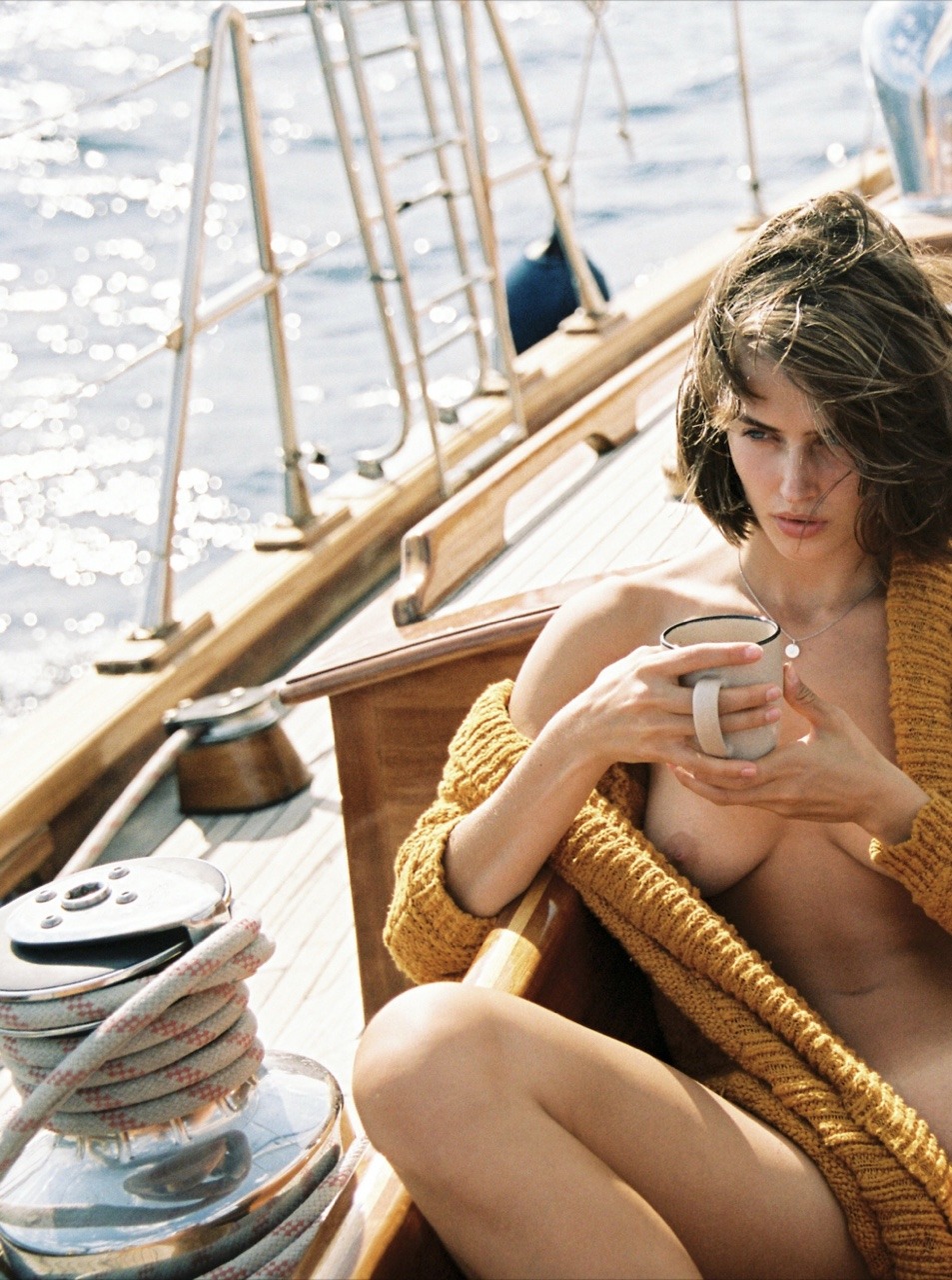 953x1280, 313 Kb / канат, голая, кружка, яхта, свитер, кофта, Джоанна Лэндбо, Johanne Landbo