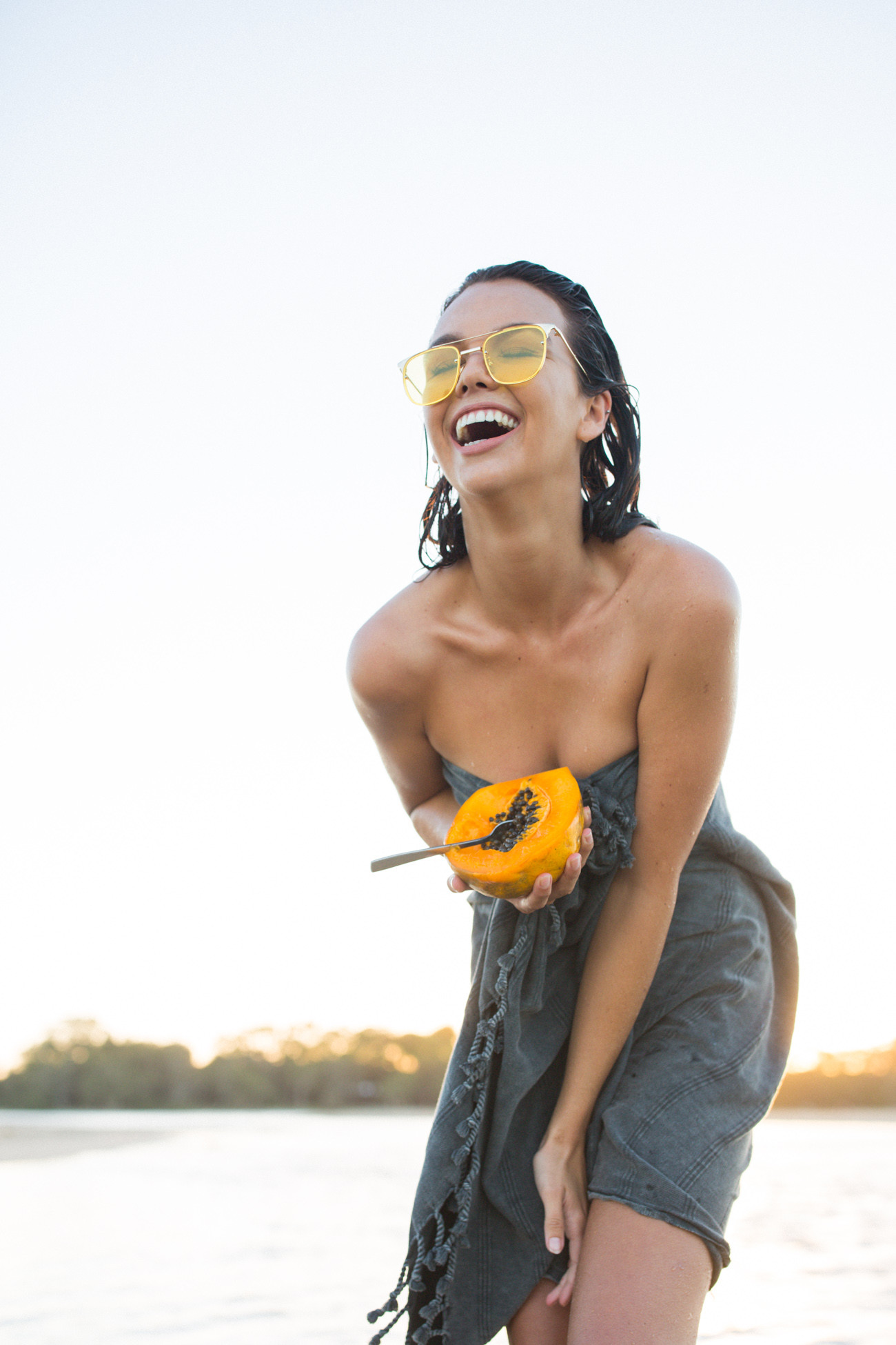 1300x1950, 351 Kb / дыня, очки, брюнетка, папайя