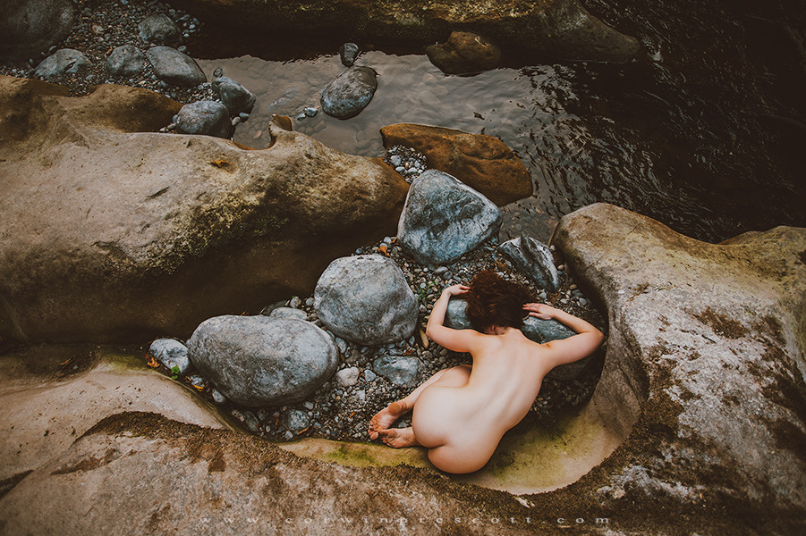 901x600, 270 Kb / камни, река, голая, попа