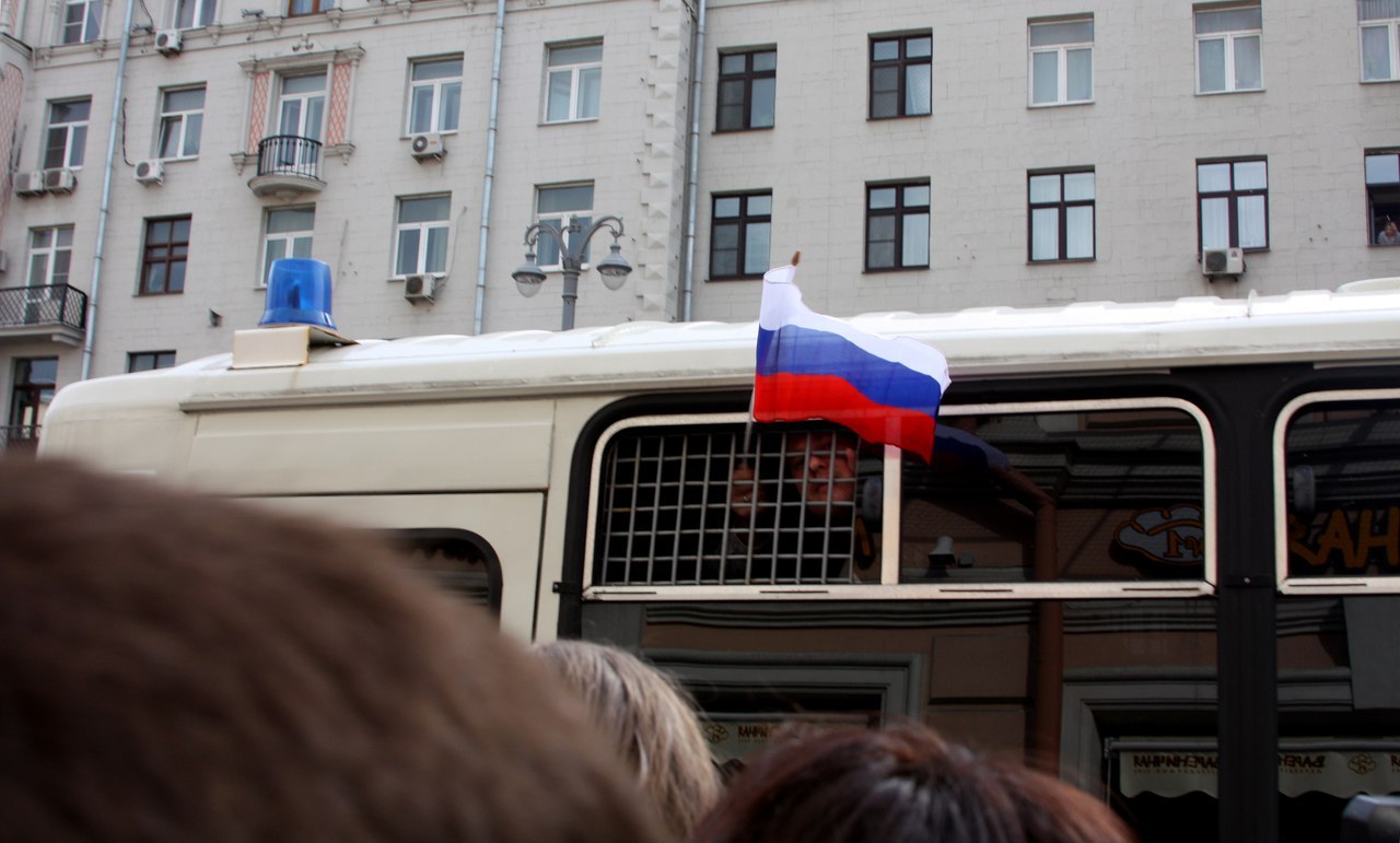 1280x771, 134 Kb / Флаг, пазик, милиция, решетка