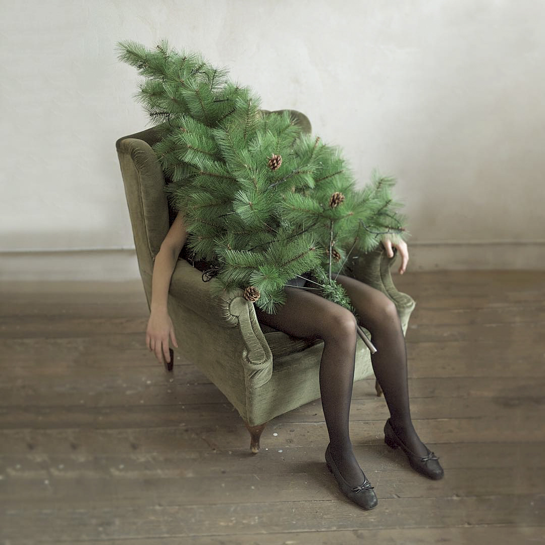 1080x1080, 166 Kb / елка, ноги, кресло