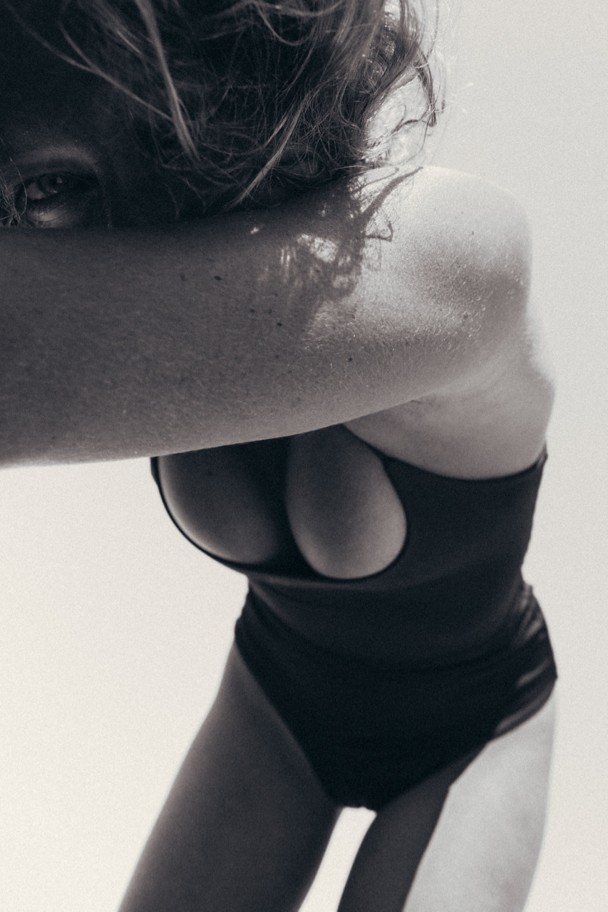 853x1280, 256 Kb / девушка, купальник, грудь, глазик, ч/б