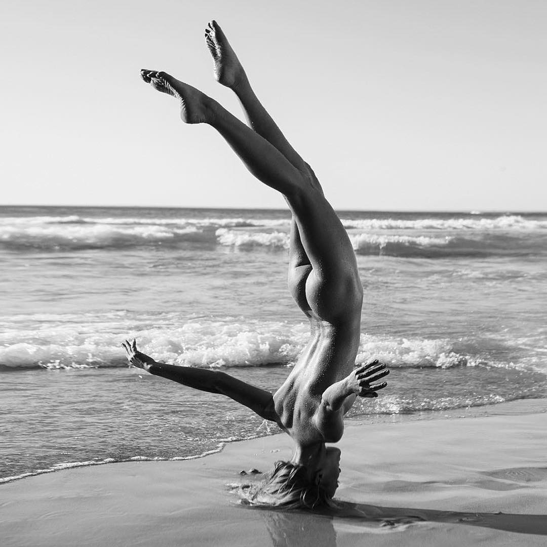 1080x1080, 97 Kb / на голове, пляж, песок, море, ч/б