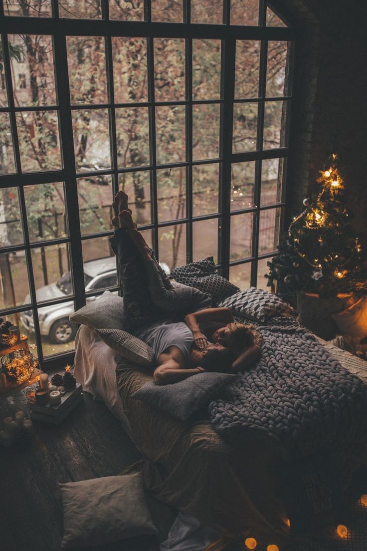 736x1104, 122 Kb / двое, кровать, окно, елка, свечи, плед