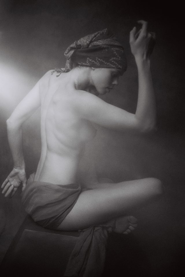 640x960, 51 Kb / косынка, топлесс, ч/б