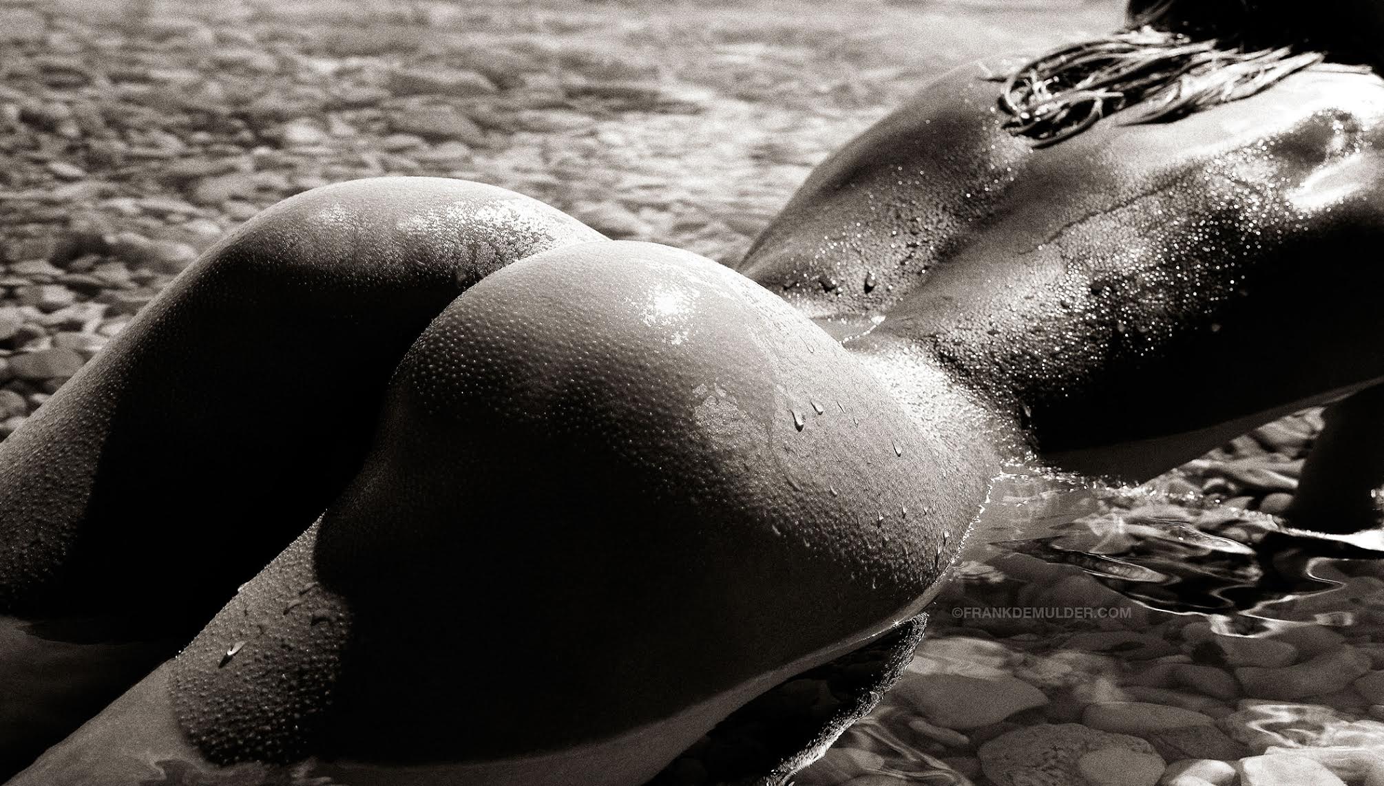 2010x1142, 332 Kb / попа, сепия, вода, капли, мокрая, ч/б