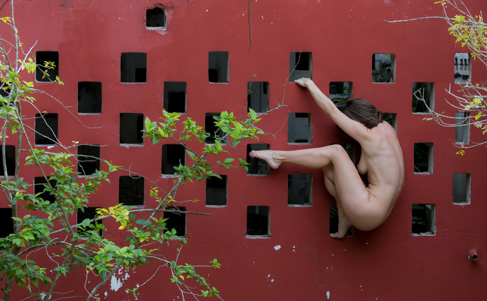 1000x619, 207 Kb / голая, стена, альпинистка