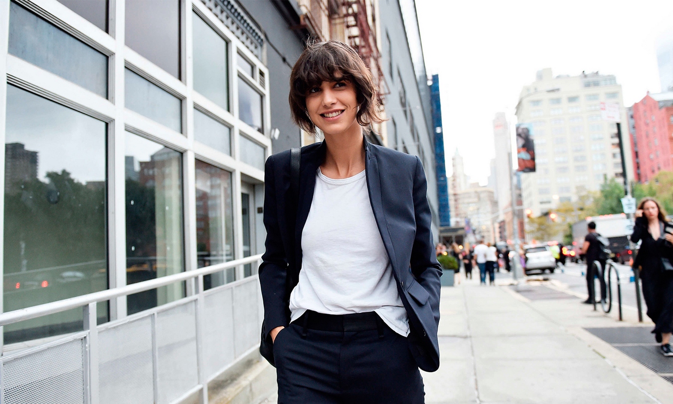 1350x810, 461 Kb / улица, футболка, пиджак, улыбка, шатенка, витрина