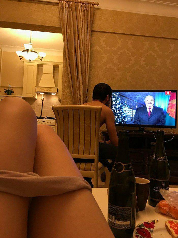 700x933, 88 Kb / Лукашенко, коленки, ноги, трусы, шампанское, бутылки, новый год