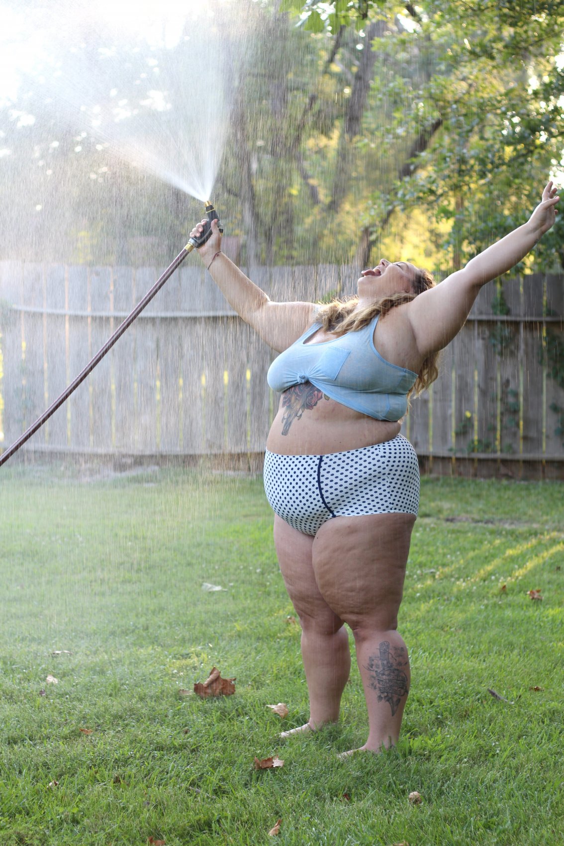 1134x1701, 403 Kb / шланг, брызги, толстуха, тату