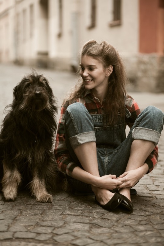 540x810, 100 Kb / девушка, собака, джинсы, клетка, улица, сидят