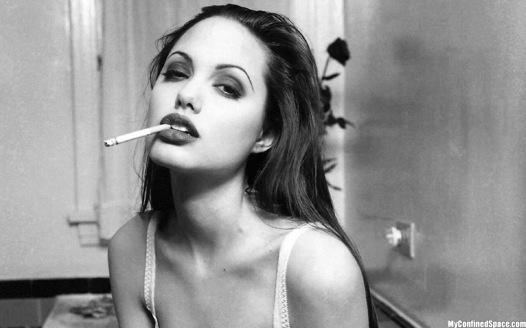 1680x1050, 176 Kb / женщина, сигаретка, цветок, ч/б