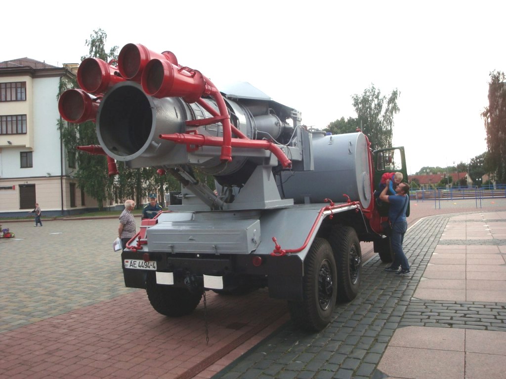 1024x768, 125 Kb / Пожарная машина, установка пожаротушения, турбореактивный двигатель, выставка, день пожарных