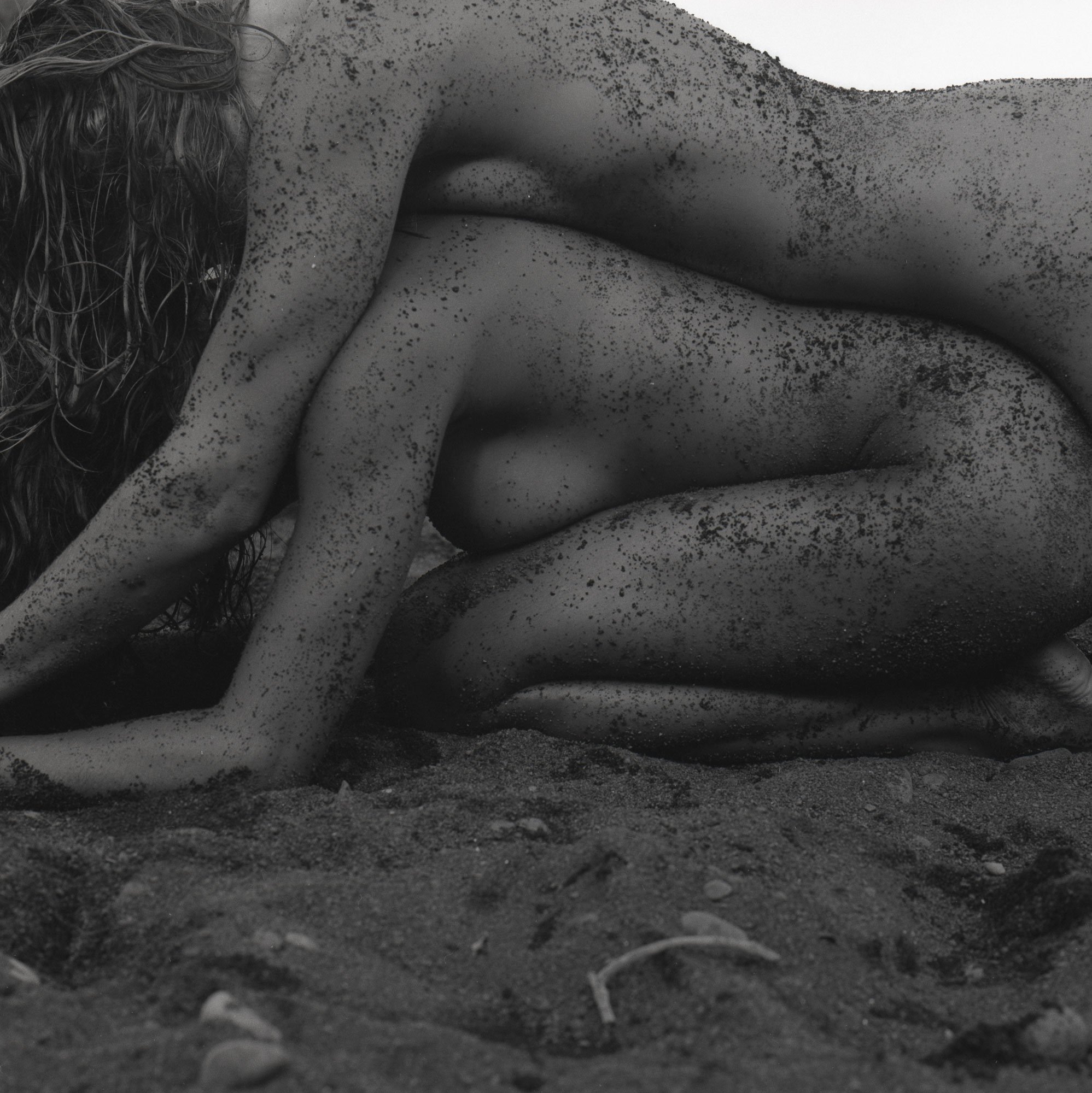 1997x2000, 587 Kb / ч/б,  голые, девушки, грязь, песок