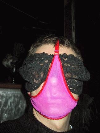 324x432, 29 Kb / Трусы, лифчик, маска, придурок