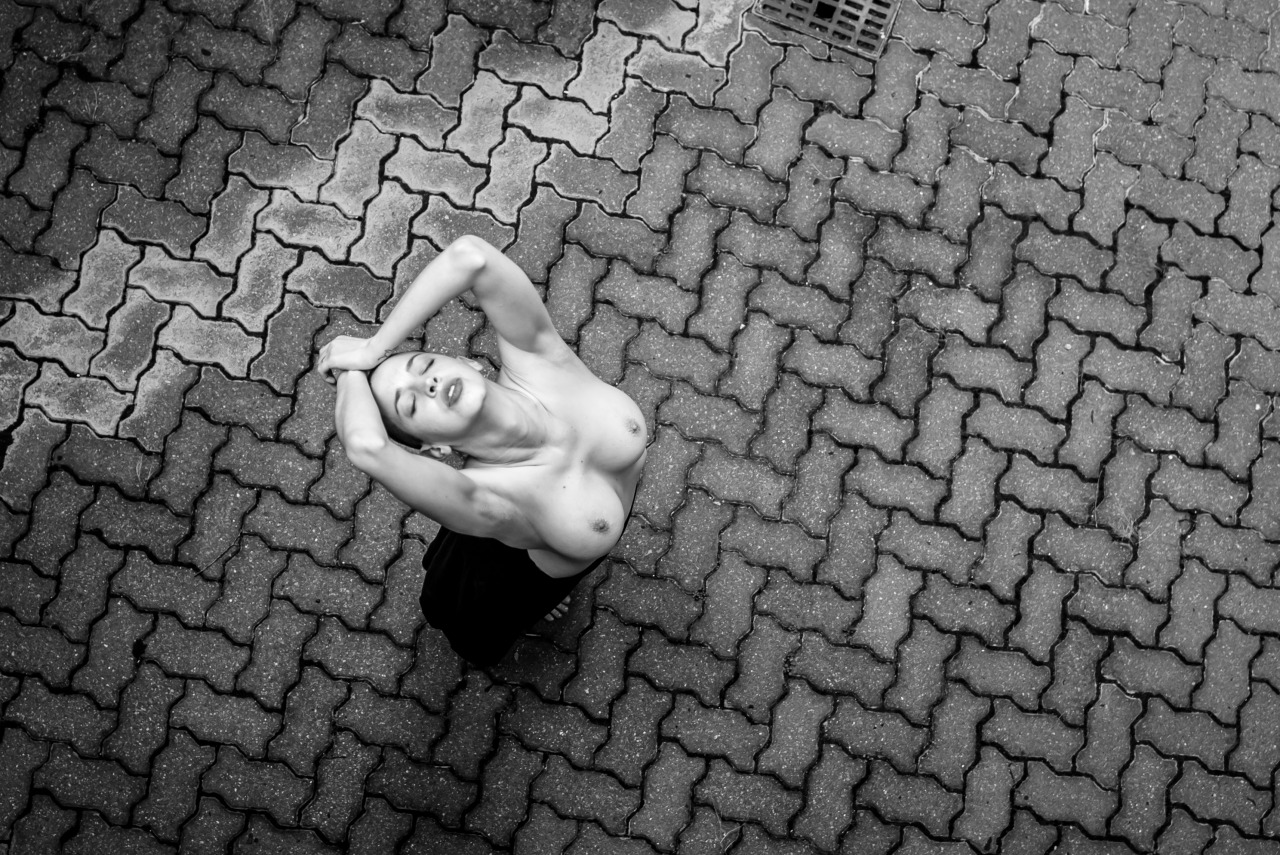 1280x855, 454 Kb / сиськи, плитка, ракурс, ч/б, сверху