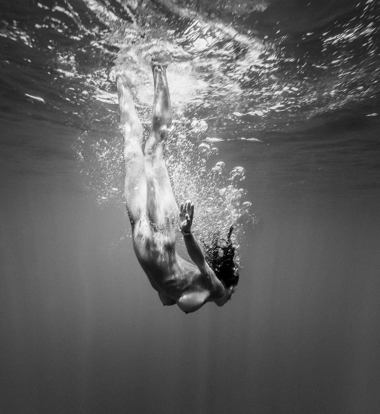 1280x1396, 522 Kb / голая, под водой, пузырьки, ч/б