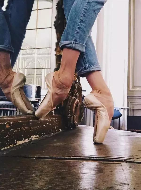 600x804, 67 Kb / джинсы, зеркало, отражение, подъем, пуанты