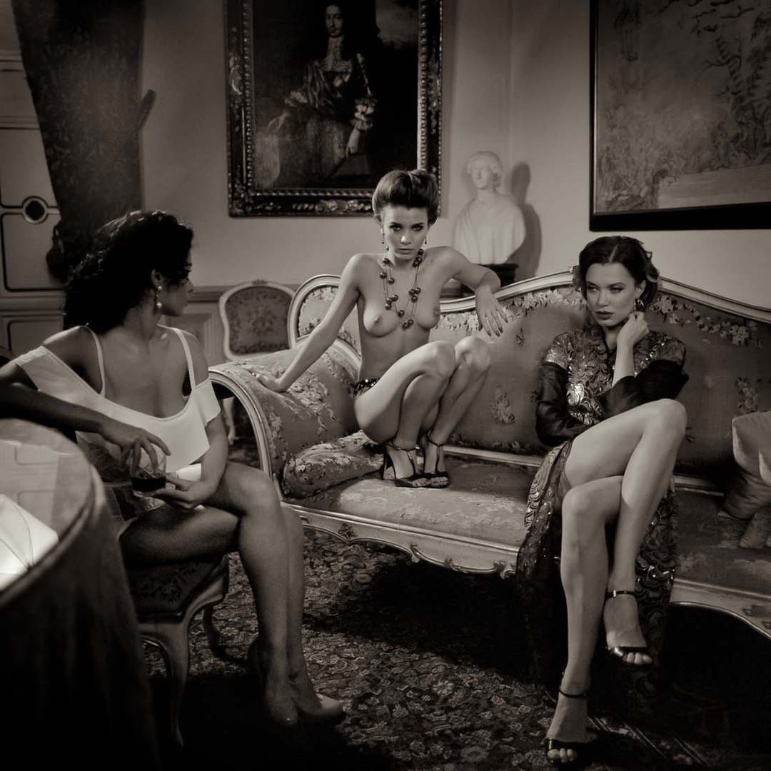 1080x1080, 171 Kb / сепия, девушки, бюст, бусы, винтаж, картины