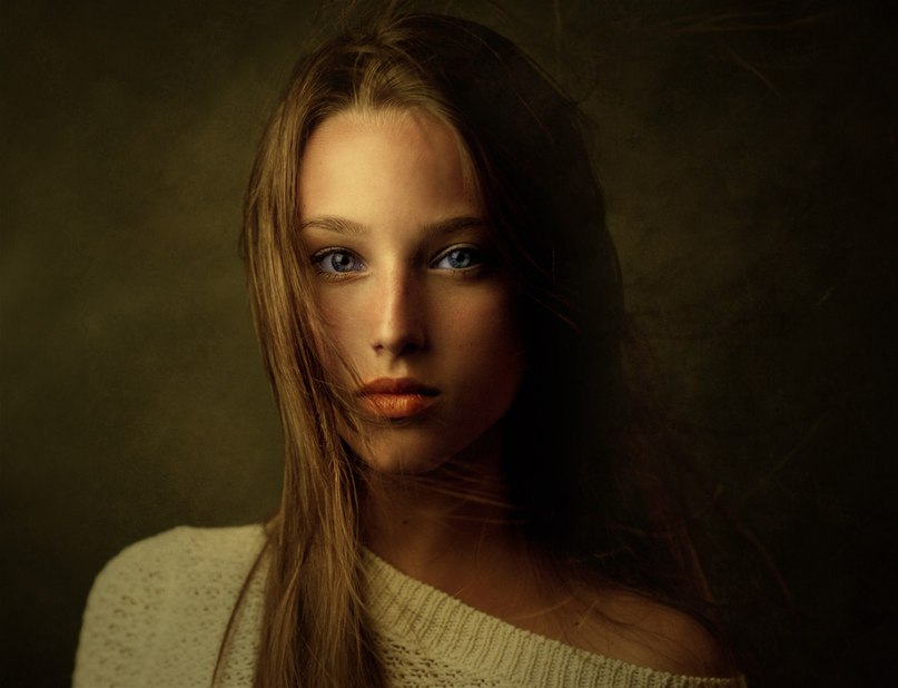 807x618, 52 Kb / глаза, губы, волосы, свитер,