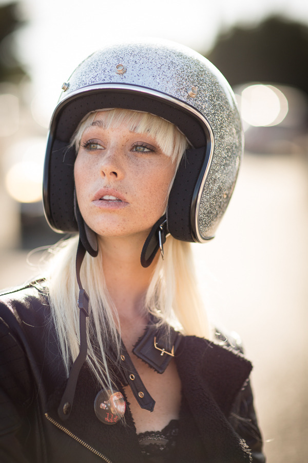 600x900, 137 Kb / шлем, блондинка, значок, веснушки