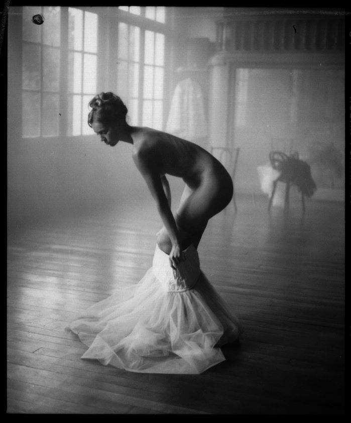 699x842, 49 Kb / ч/б, платье, пачка, голая