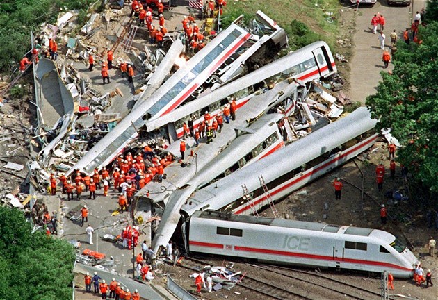 630x432, 132 Kb / катастрофа, Эшеде, ICE, крушение, поезд, Германия, 884