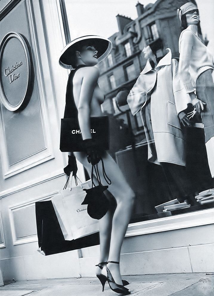717x994, 415 Kb / кристиан диор, шанель, голая, перчатки, шляпа, ч/б, витрина