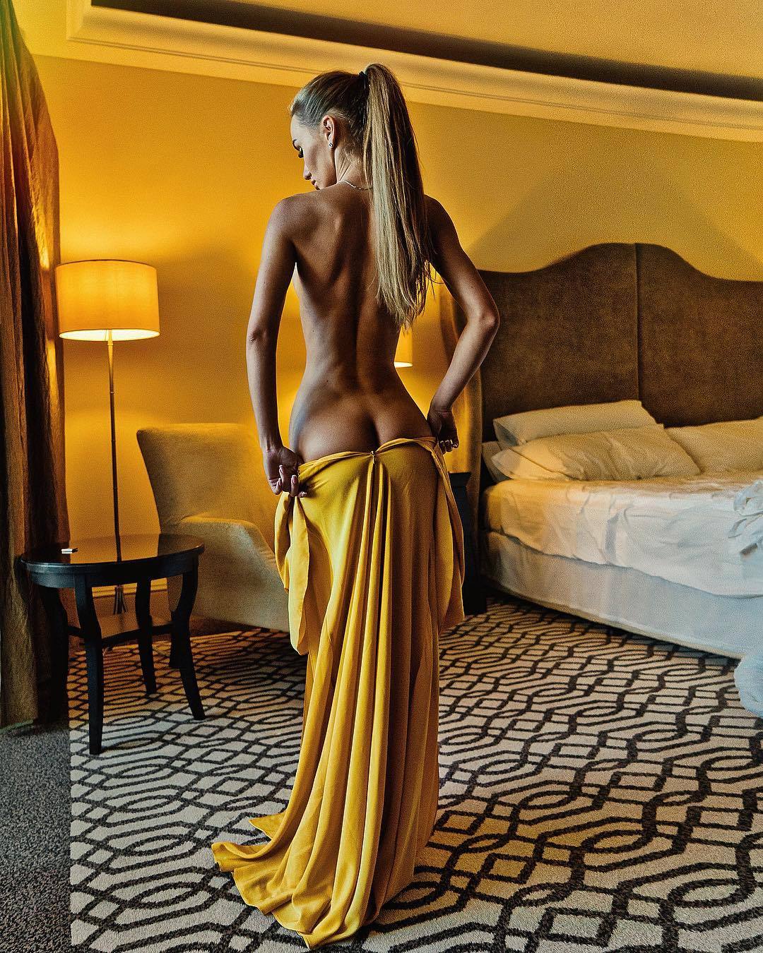 1080x1350, 310 Kb / желтое, платье, топлесс, спальня, хвост, блондинка, торшер