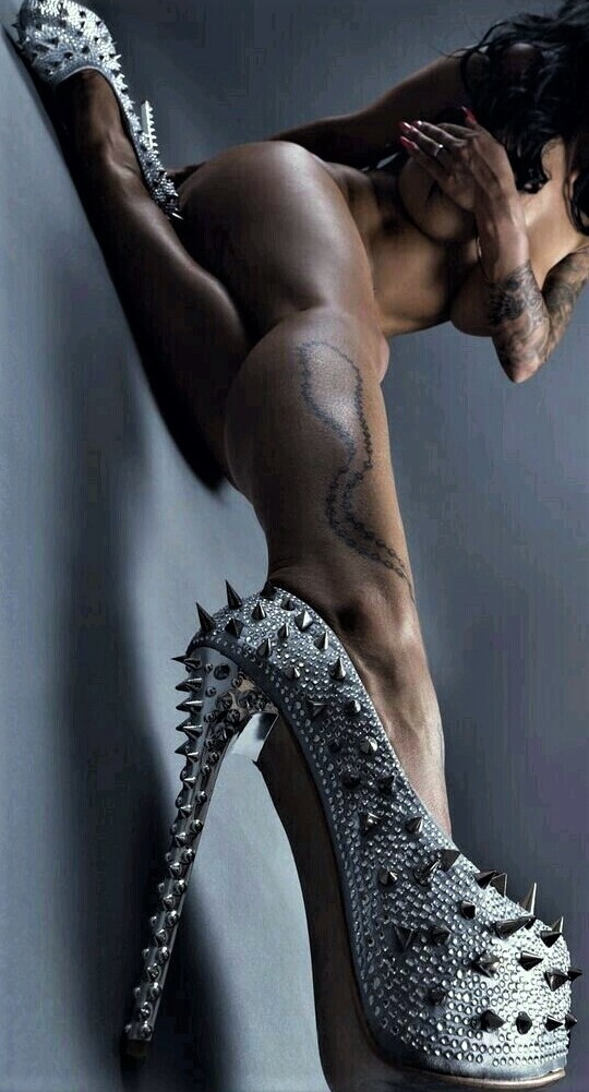 540x1001, 124 Kb / тату, ноги, туфли, каблуки, шипы, брюнетка