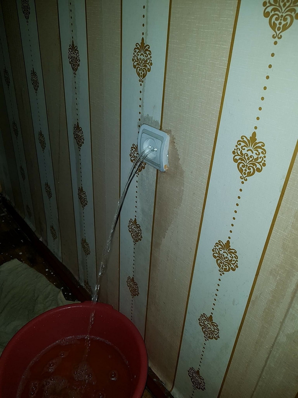 1000x1333, 287 Kb / розетка, вода