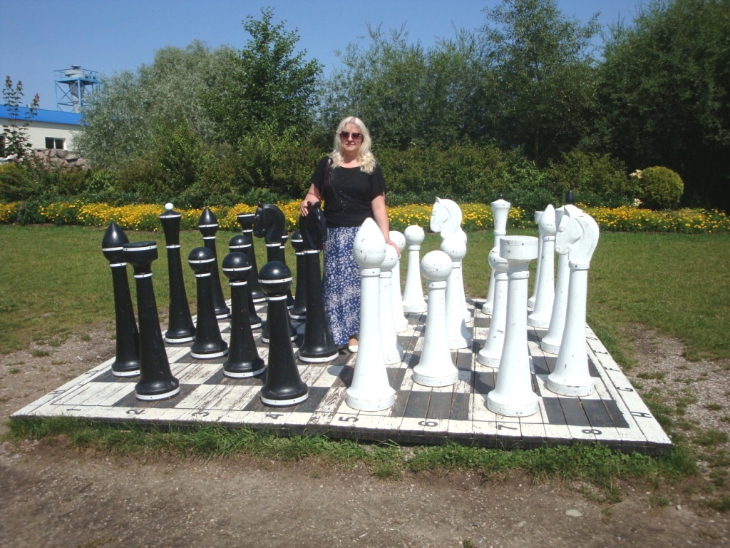 1024x768, 379 Kb / Шахматы, доска, королева, белая