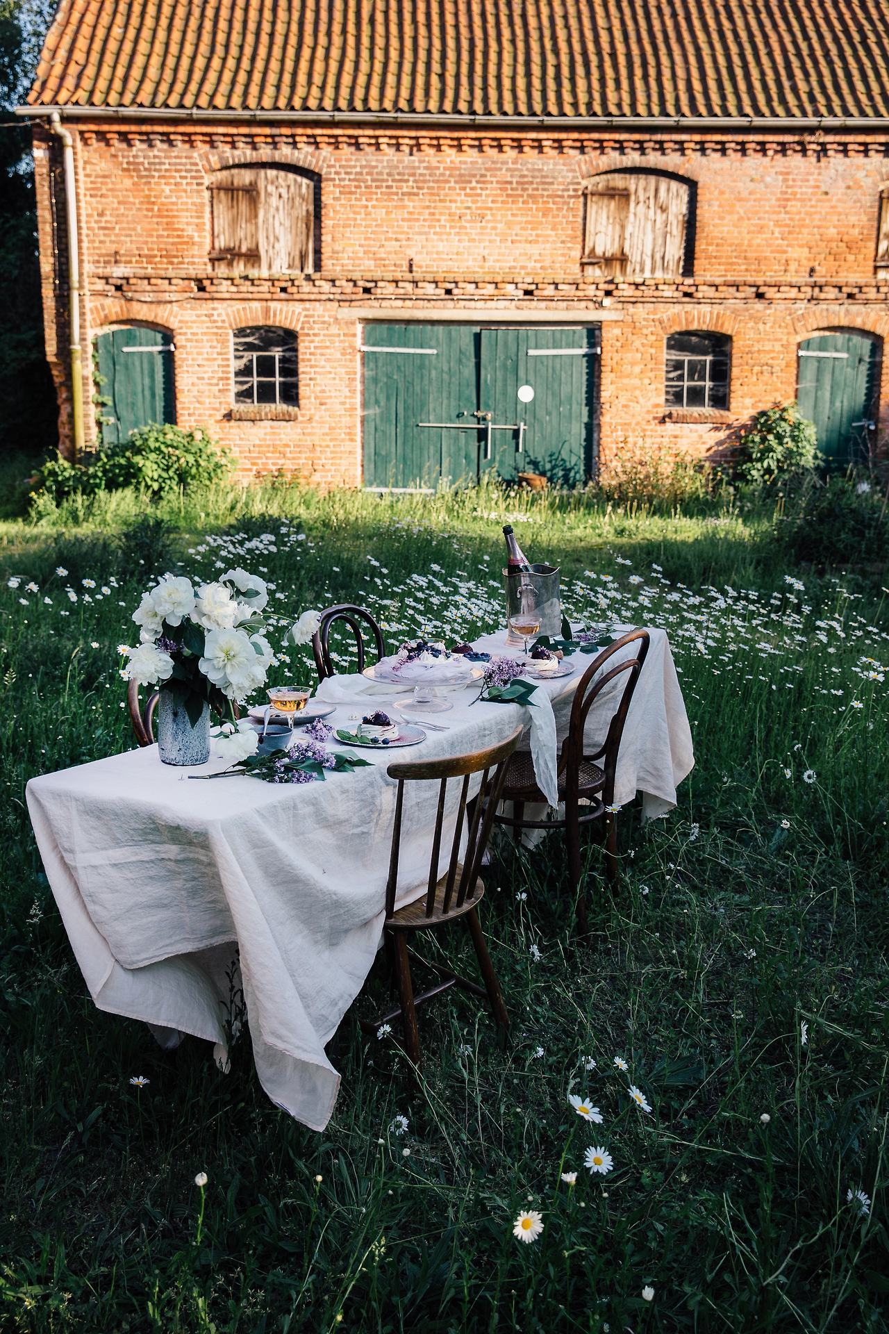 1280x1920, 562 Kb / дом, трава, ромашки, стол, стулья, цветы