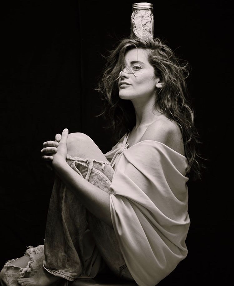 750x919, 129 Kb / джинсы, девушка, рванье, банка, ч/б