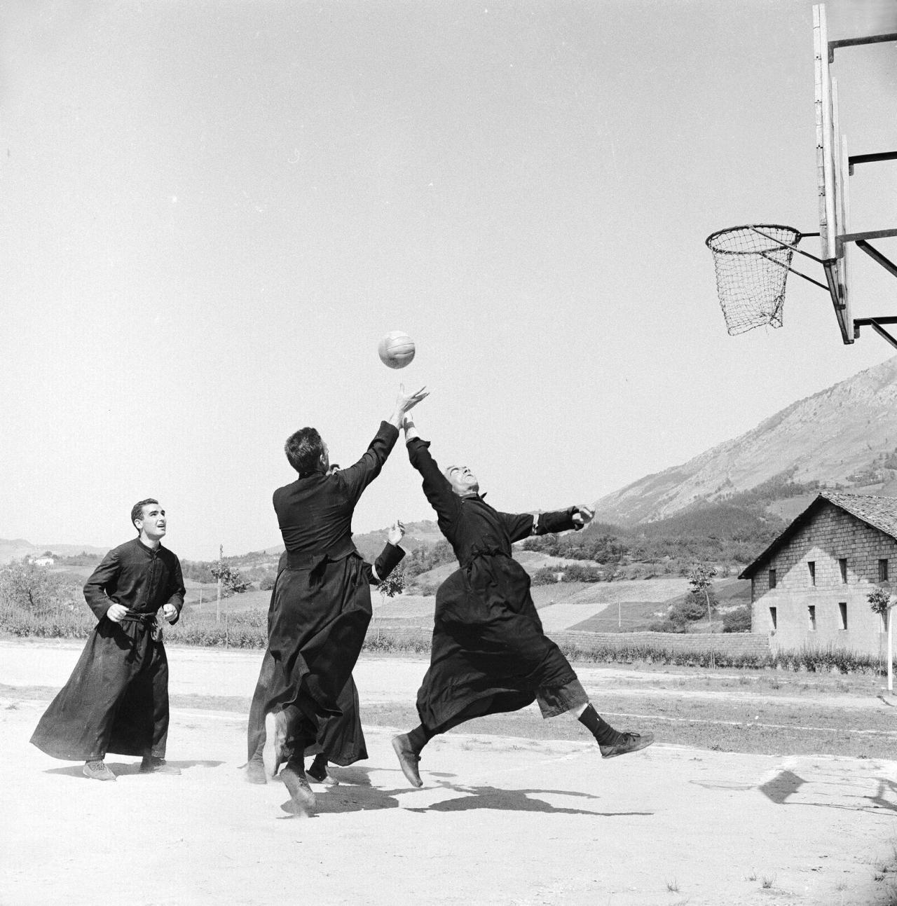 1280x1293, 193 Kb / баскетбол, монахи, ч/б