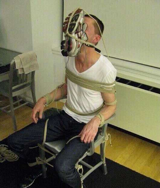 530x624, 75 Kb / Стул, верёвка, кросовок, связан