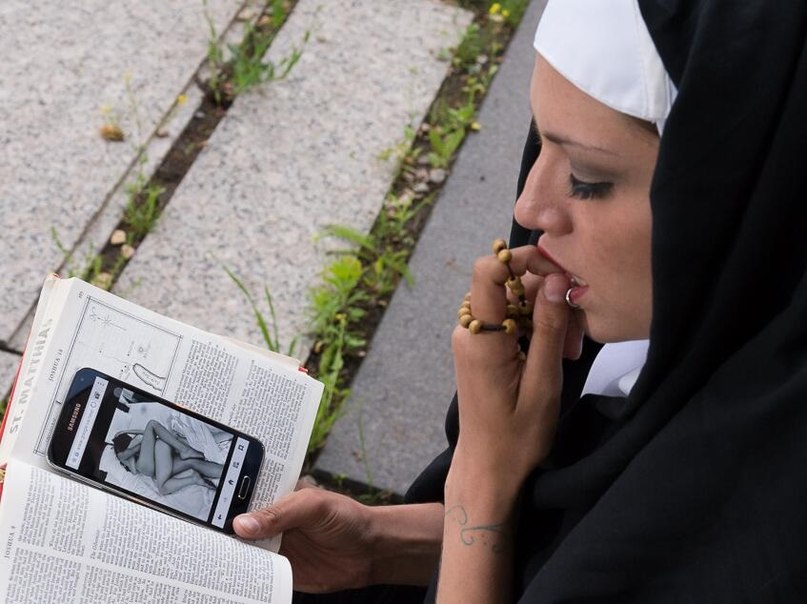 807x604, 87 Kb / монашка, тату, смартфон, порно, четки, книга, пирсинг