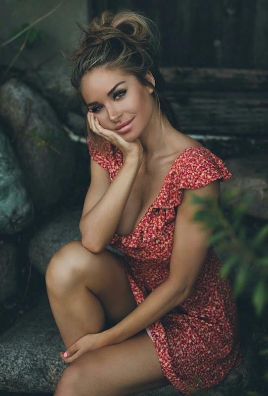 542x800, 87 Kb / платье, улыбка, ноги