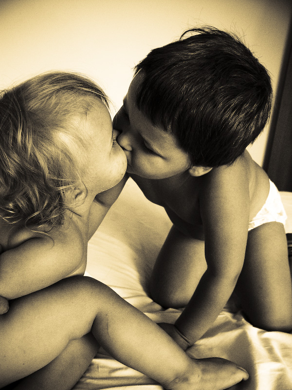 600x800, 216 Kb / дети, поцелуй