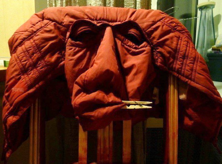 911x673, 174 Kb / стул, куртка, прищепка