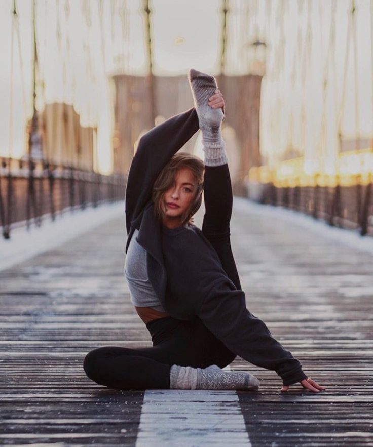 736x883, 83 Kb / растяжка, мост, носки