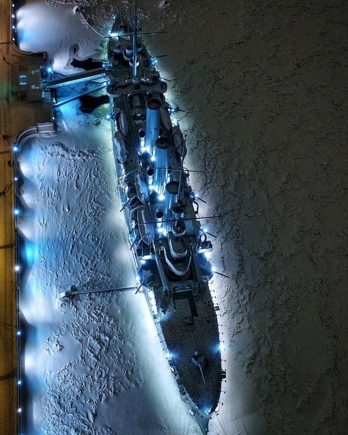 700x875, 179 Kb / Аврора, крейсер, ночь, подсветка