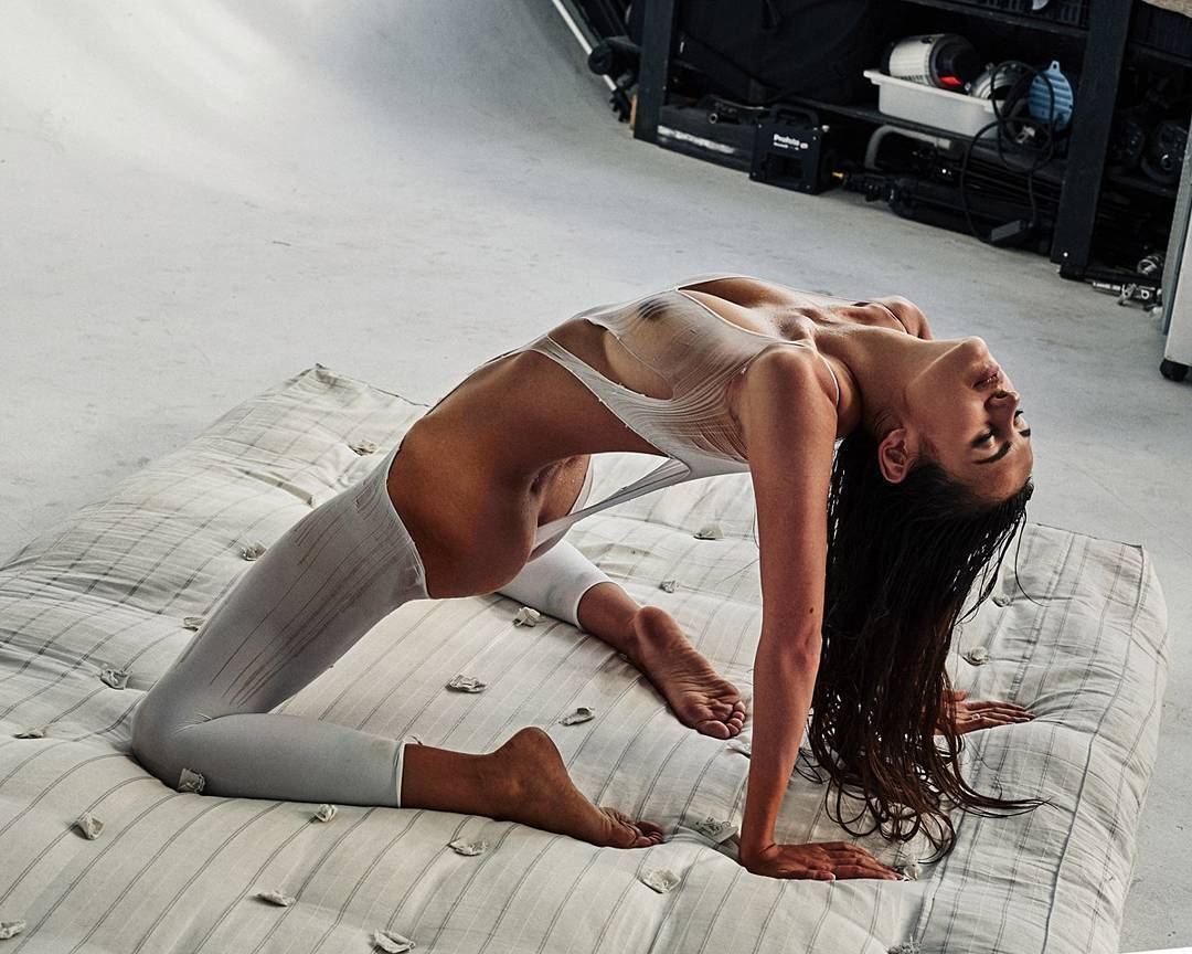 1080x864, 115 Kb / матрас, брюнетка, рваное, попа, ямочки