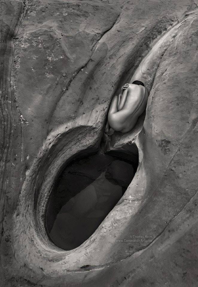 662x960, 97 Kb / ч/б, скалы, голая, вода, камни