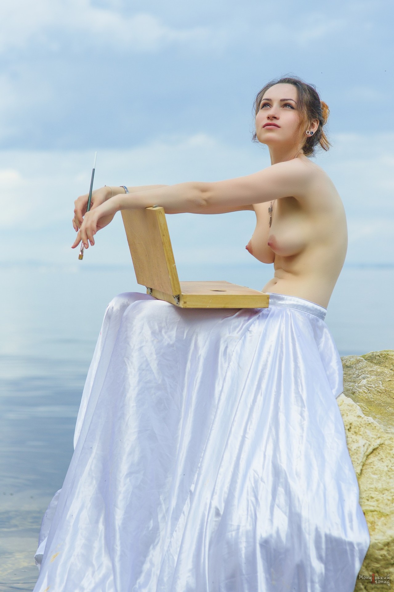 1280x1919, 255 Kb / девка, юбка, небо,  мольберт, кисточка, топлесс, камень, сиськи